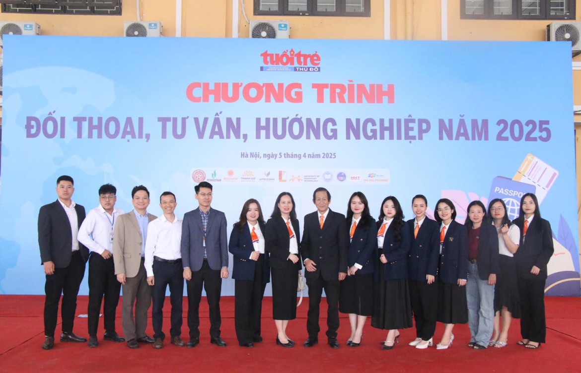 Vượt mưa gió, gieo hạt mầm tri thức cùng Viện Công nghệ Tài chính (DNU-FTA) tại Trường THPT Hà Đông