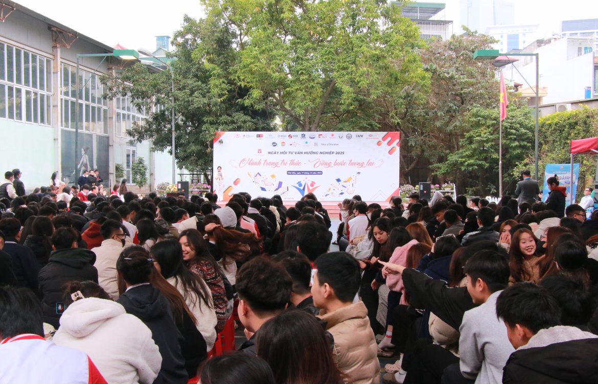 Viện Công nghệ Tài chính tham gia Ngày hội Tư vấn hướng nghiệp 2025 tại THPT Hoàng Long