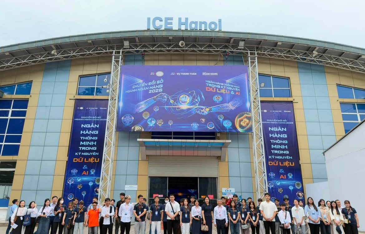Sinh viên Viện Công nghệ Tài chính tham dự sự kiện “Chuyển đổi số ngành Ngân hàng 2026”: Chạm tới tương lai FinTech trong kỷ nguyên Dữ liệu và AI